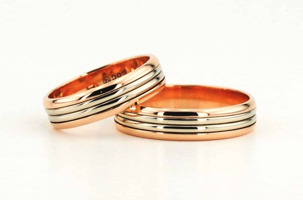 Duae modernaus stiliaus vestuviniai žiedai