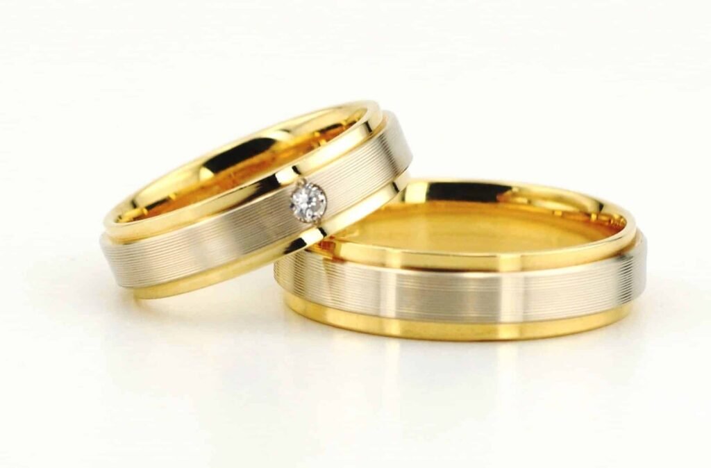 Funis modernaus stiliaus vestuviniai žiedai