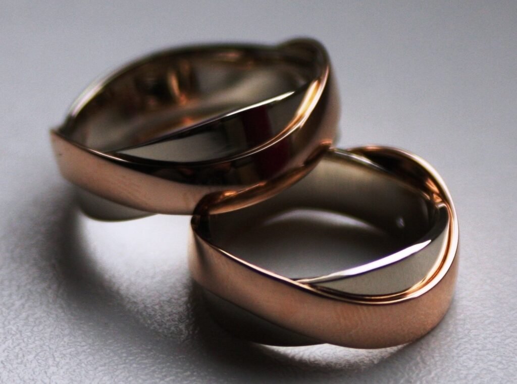 Fringilla modernaus stiliaus vestuviniai žiedai