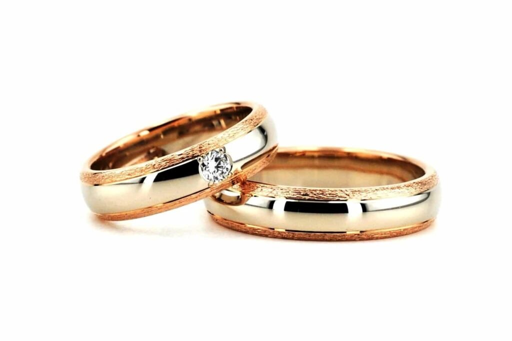 Fluvius modernaus stiliaus vestuviniai žiedai