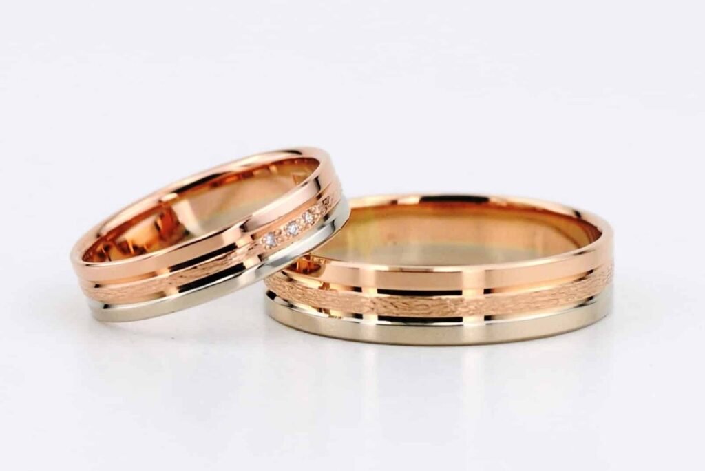 Genus modernaus stiliaus vestuviniai žiedai