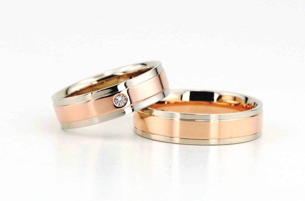 Haec modernaus stiliaus vestuviniai žiedai