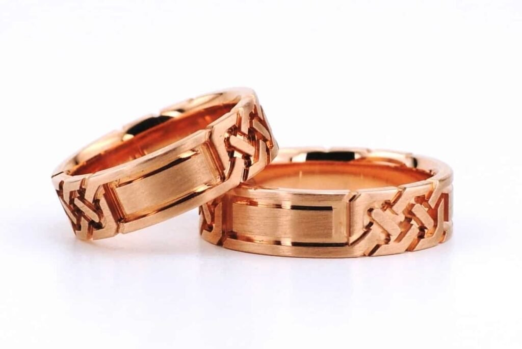 Harpa modernaus stiliaus vestuviniai žiedai