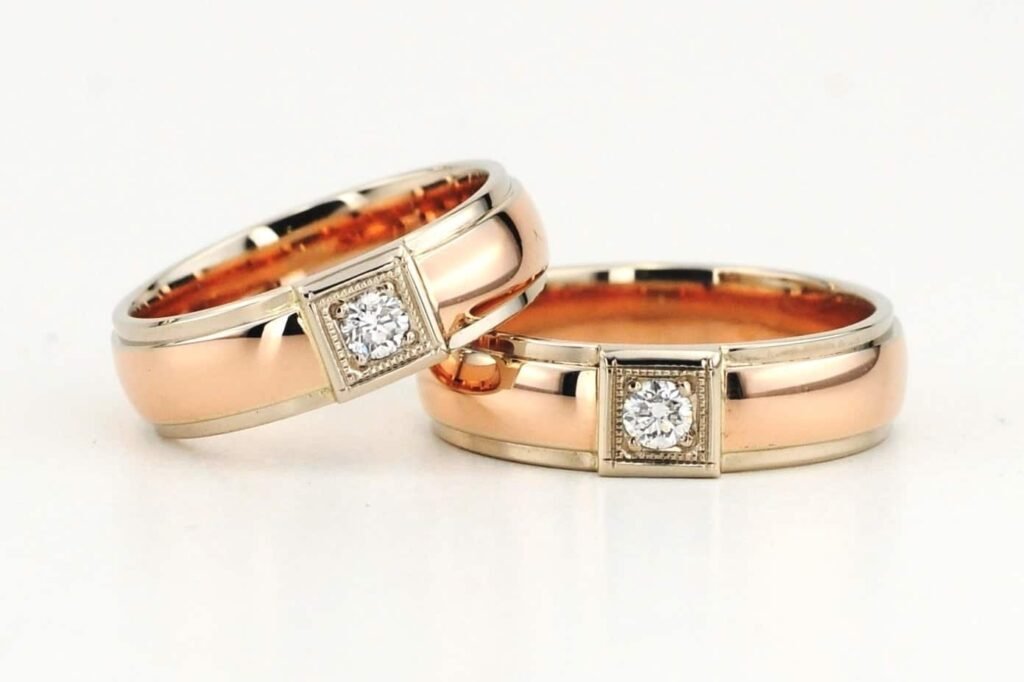 Heri modernaus stiliaus vestuviniai žiedai