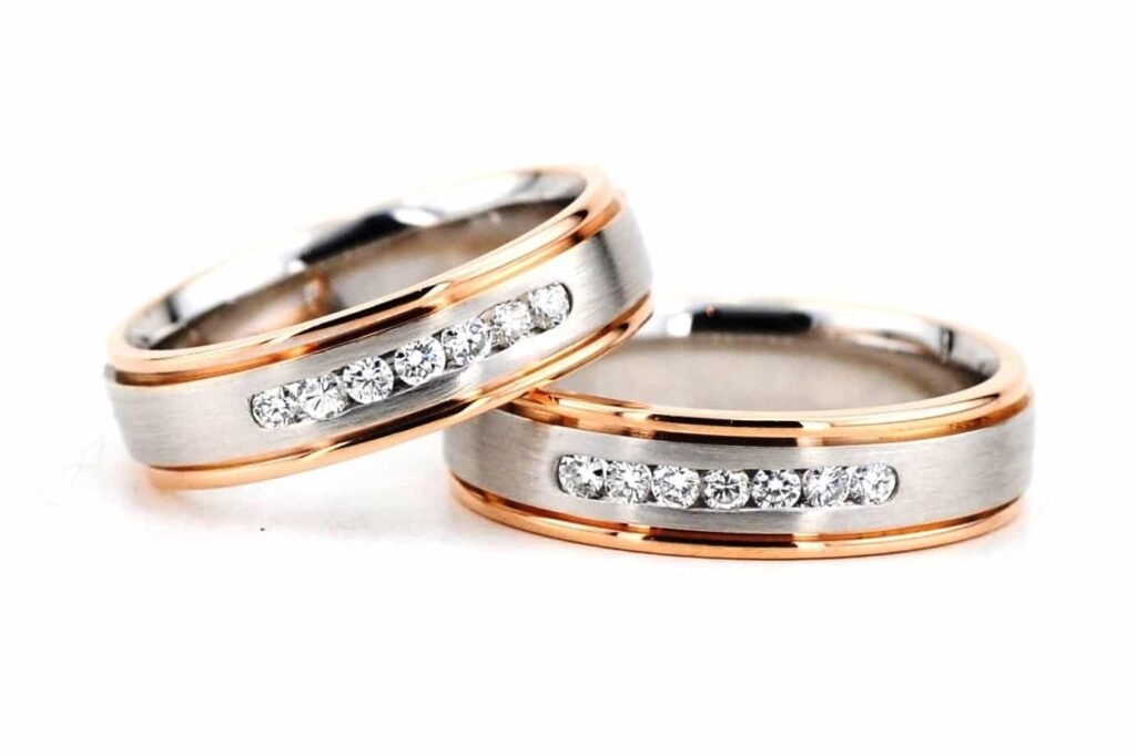 Hesternus modernaus stiliaus vestuviniai žiedai