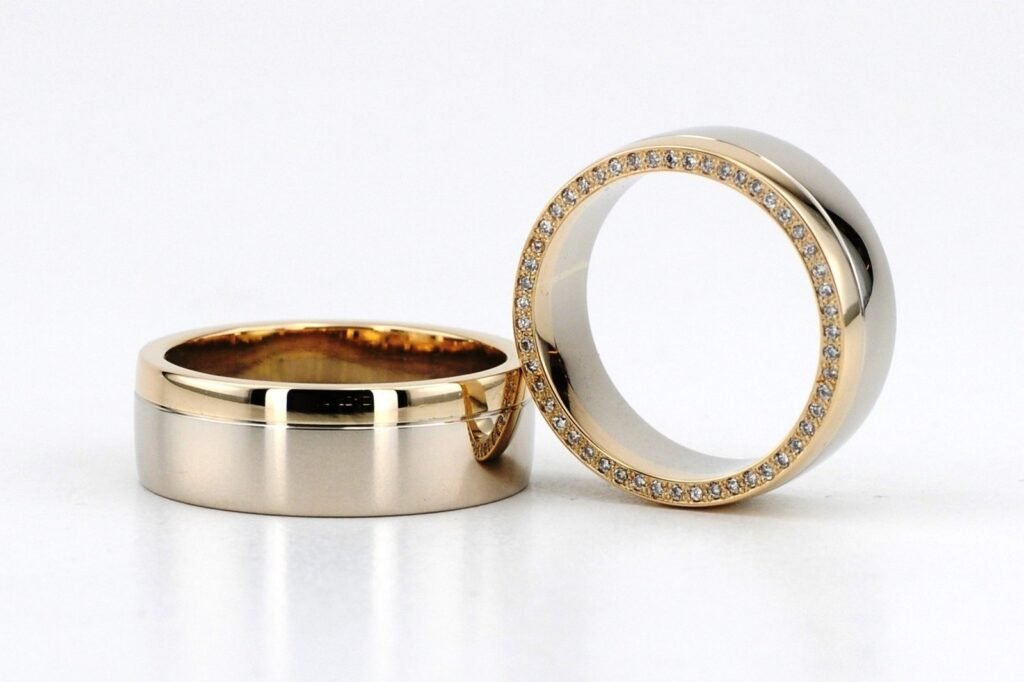 Hodie modernaus stiliaus vestuviniai žiedai