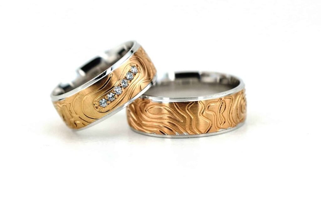 Laetus modernaus stiliaus vestuviniai žiedai