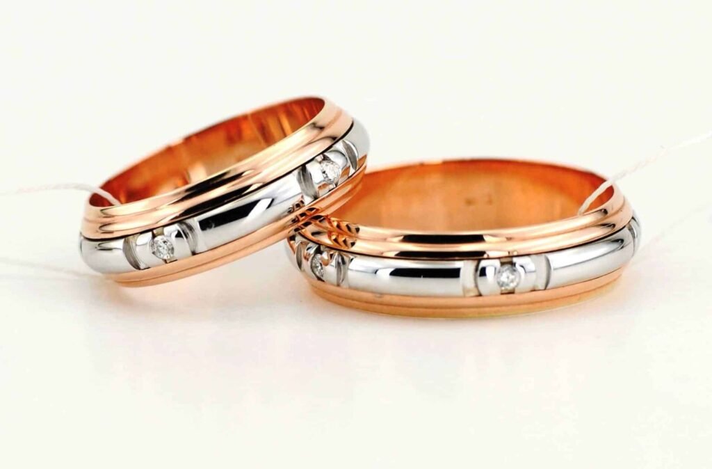 Lectus modernaus stiliaus vestuviniai žiedai