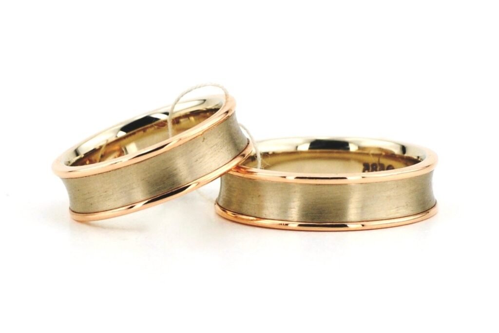 Magnus modernaus stiliaus vestuviniai žiedai