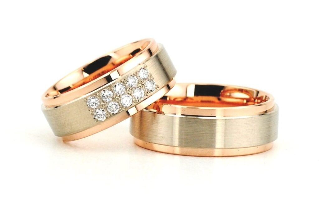 Malum modernaus stiliaus vestuviniai žiedai