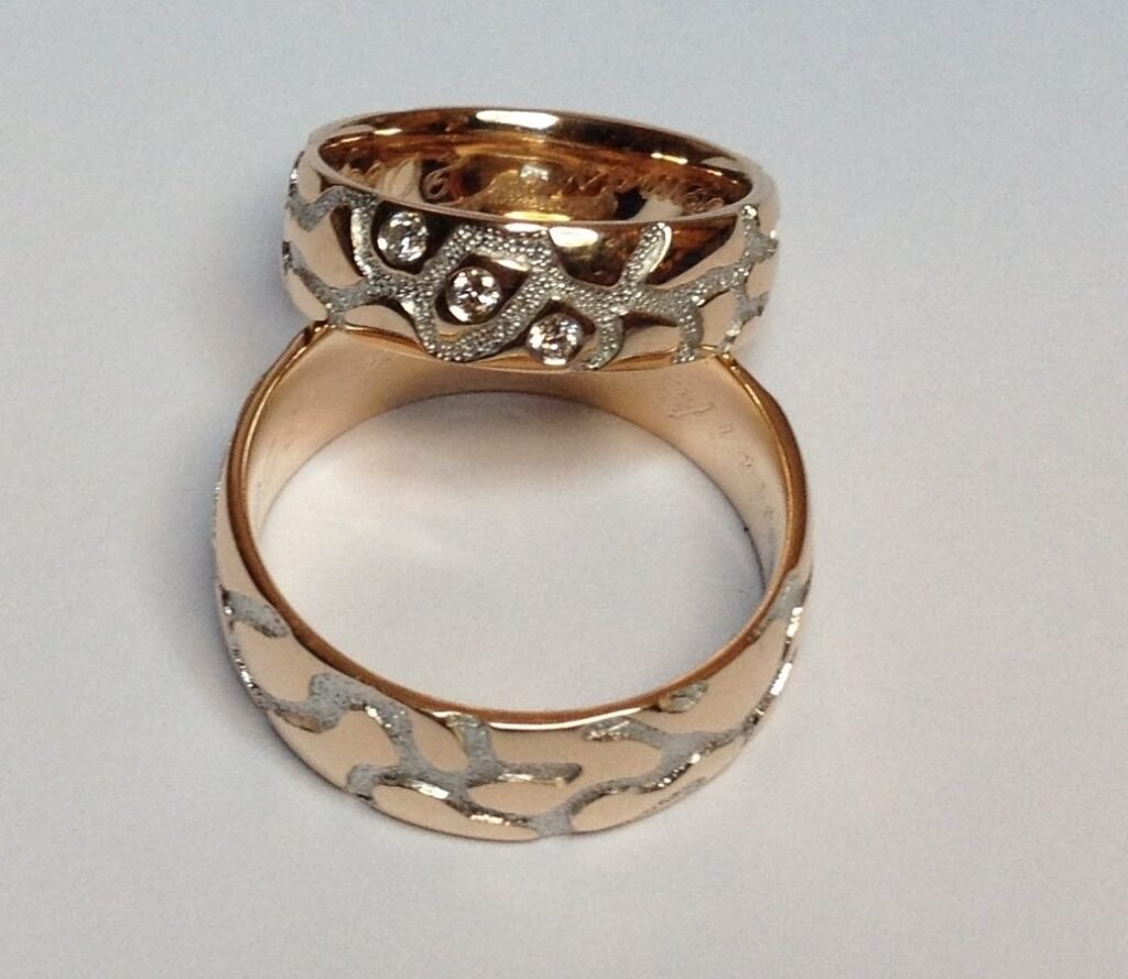 Fieri modernaus stiliaus vestuviniai žiedai