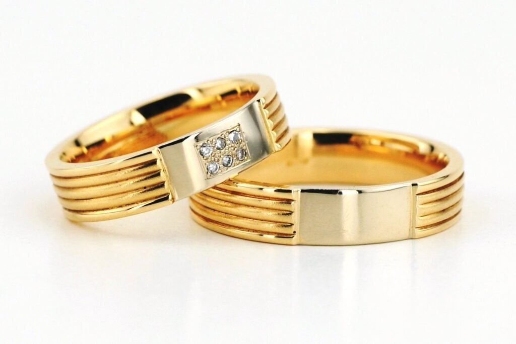 Nubes modernaus stiliaus vestuviniai žiedai