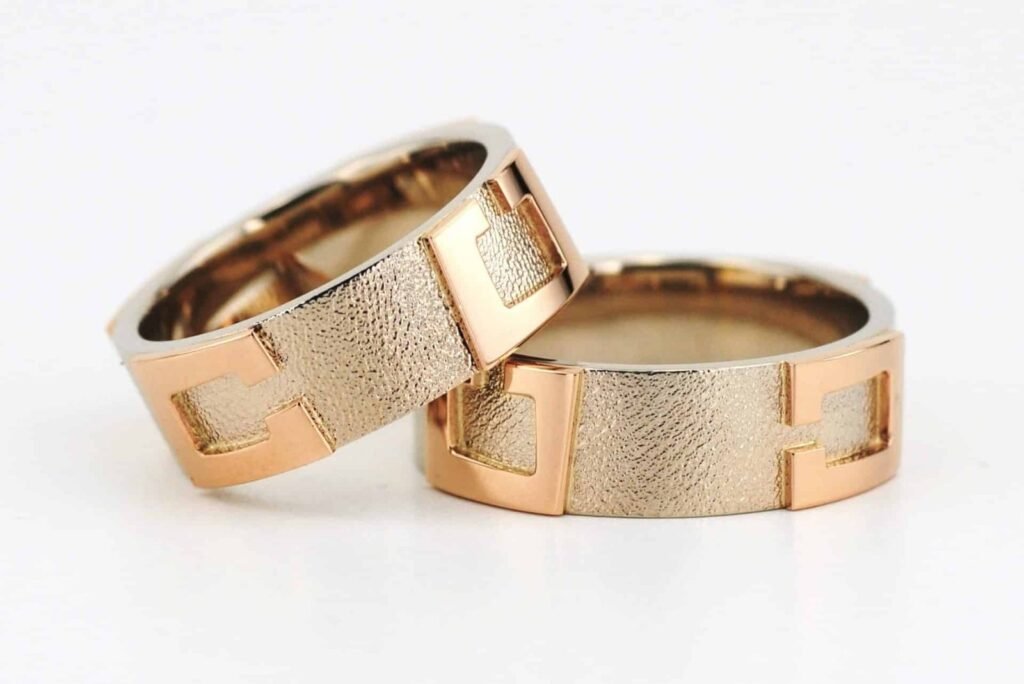 Pelagus modernaus stiliaus vestuviniai žiedai