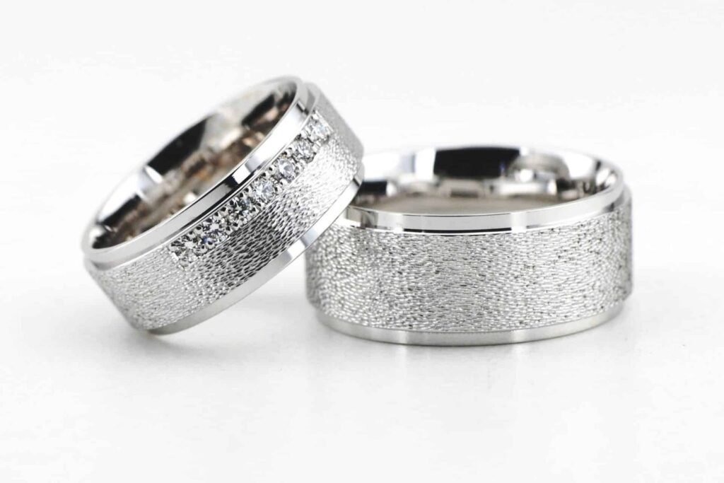 Quoque modernaus stiliaus vestuviniai žiedai